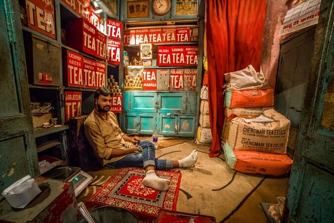 Tour Fotografico India con Nacho Marlats tienda de te en varanasi Los Fotonautas