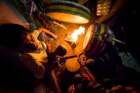 Viaje Fotografico India con Nacho Marlats fiesta callejones varanasi Los Fotonautas