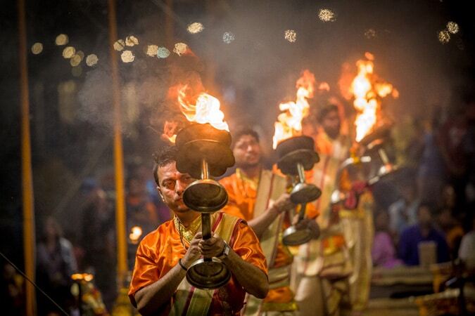 Viaje Fotografico India con Nacho Marlats ganga aarti en varanasi celebracion Los Fotonautas